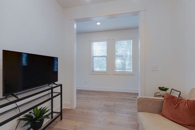 Building Photo - Great modern HPR with garage and view of the river!