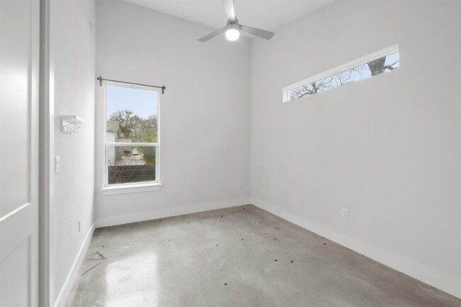 Building Photo - 1703 Perez St