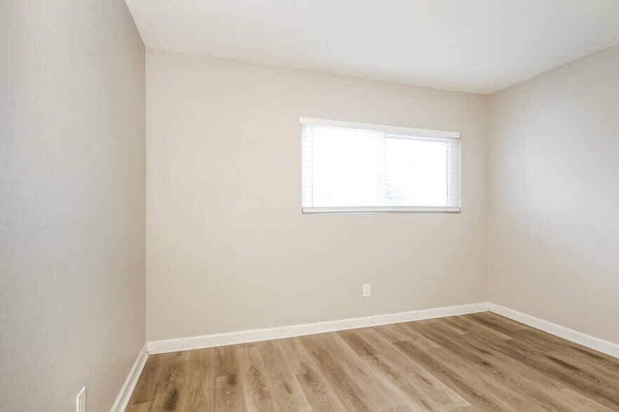 Building Photo - 8737 W Bluefield Ave