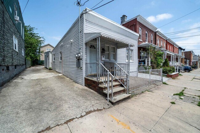 Building Photo - 27 W 16th St