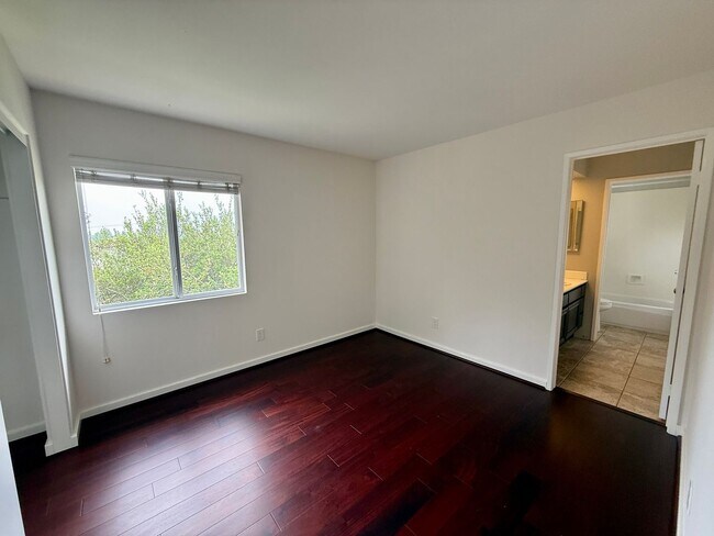 Building Photo - 4 bed, 3 bath Townhouse in Gated Community...