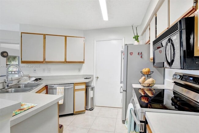 Building Photo - 9999 Summerbreeze Dr