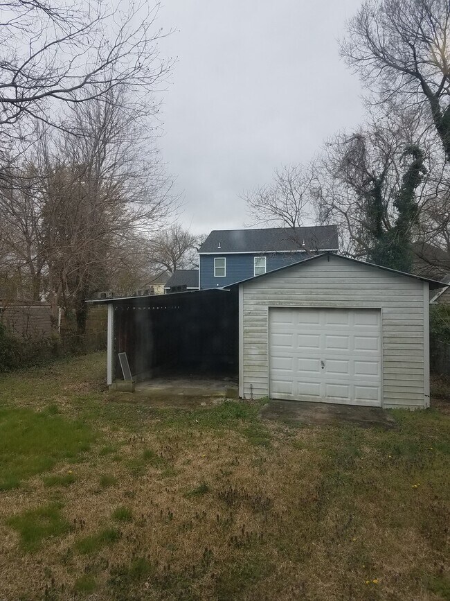 Building Photo - Spacious 4 bedroom 2 bath renovated single...