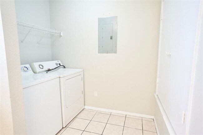 Building Photo - 2214 Katy Ln