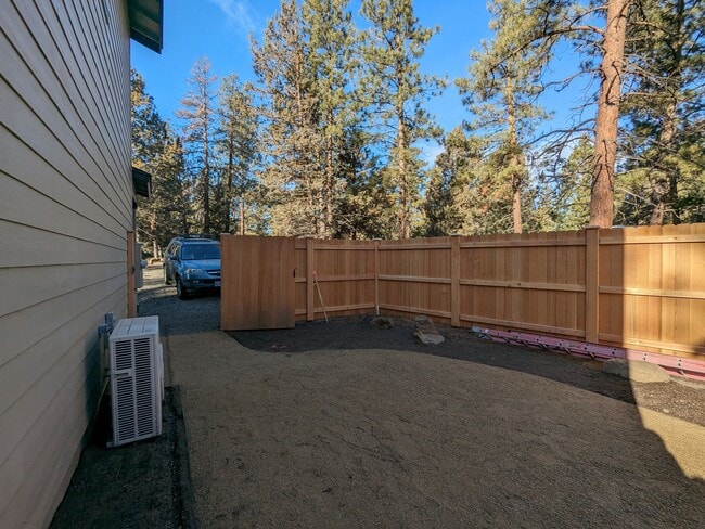 Building Photo - Nearly new 2 bedroom 1 bath detached ADU with a double-car garage and a private fenced backyard