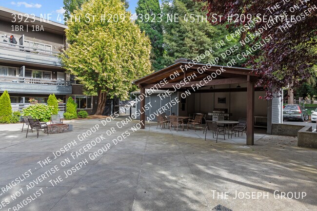 Building Photo - 3923 NE 45th St