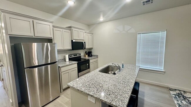 Building Photo - Charming 2-Bedroom Home in the Heart of La...