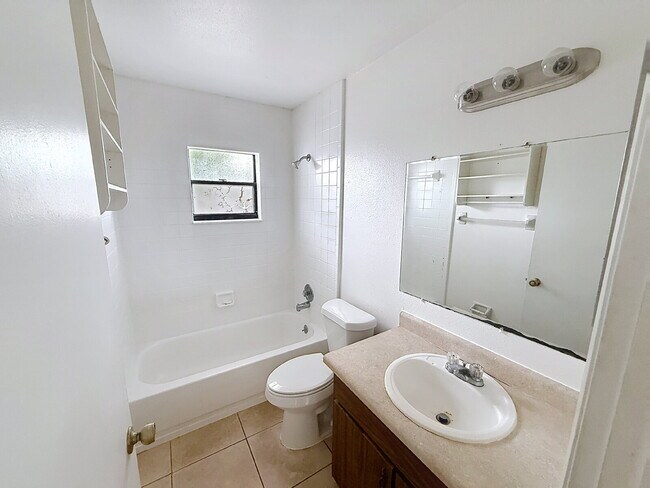 Building Photo - Lovely 2 bedroom 1 bath!