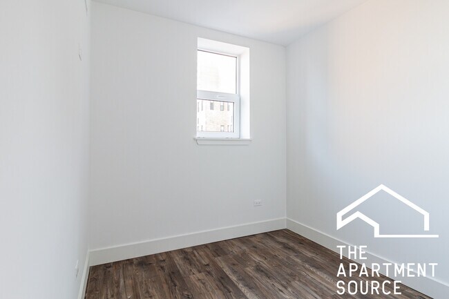 Building Photo - 941 W Carmen Ave