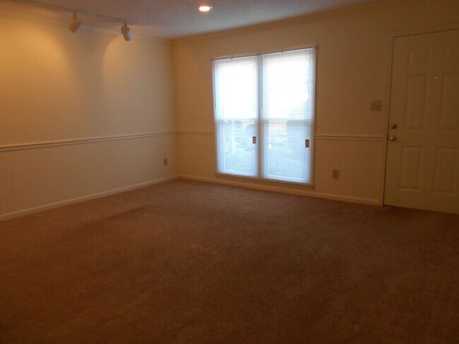 Building Photo - Spacious 2 Bedroom Condo Near Downtown Ath...