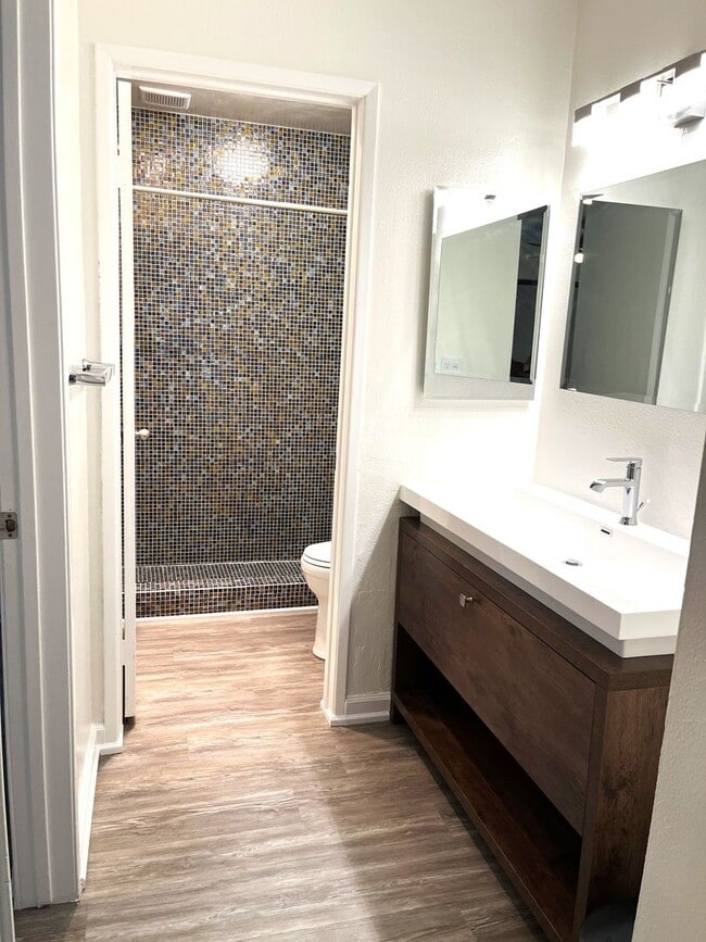 Building Photo - ****MOVE-IN SPECIAL: $500 OFF SECOND MONTH'S RENT****CHARMING 1BD/ 1BA AVAILABLE IN MISSION VALLEY!!