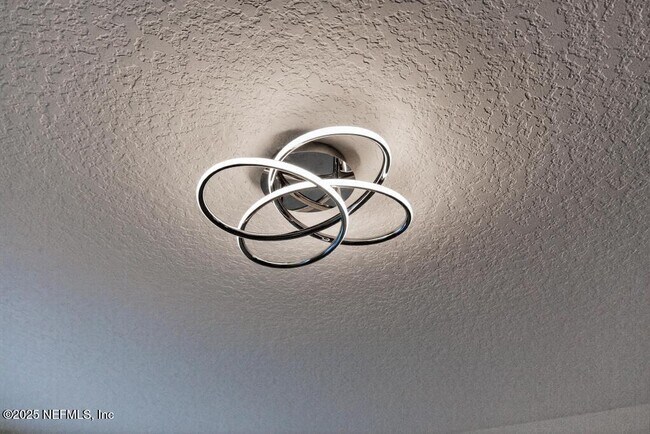 Building Photo - 411 Walnut Dr