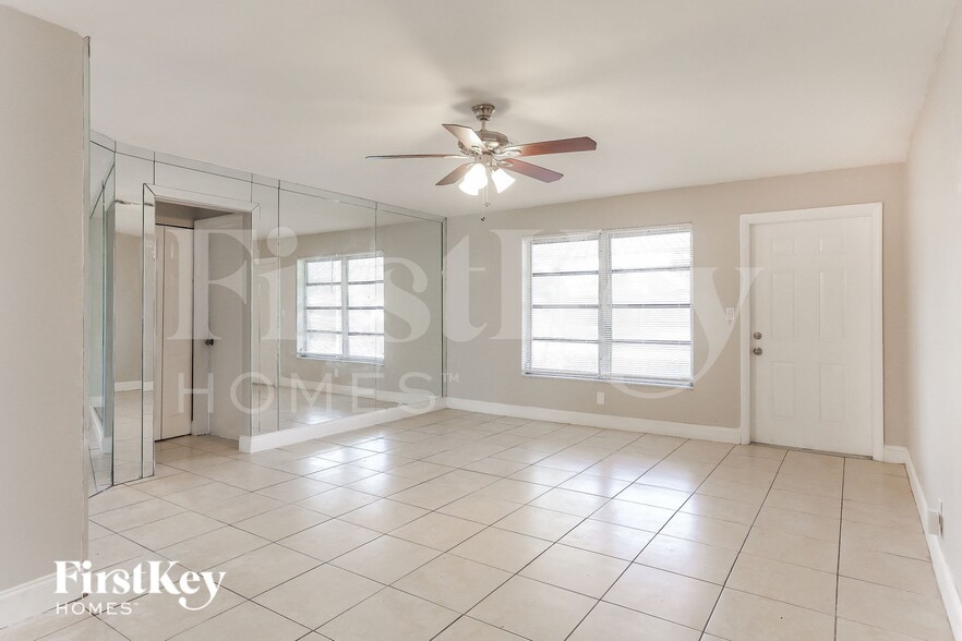 Building Photo - 3751 NW 9th Ct