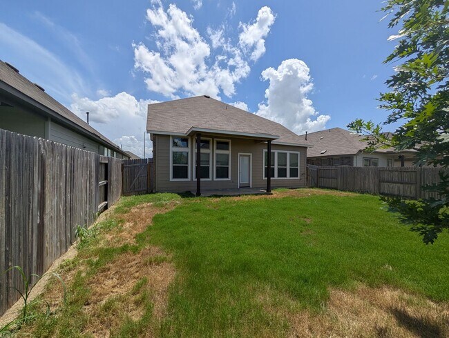 Building Photo - 4/2.5/2 with Large Game Room / Near Gruene...