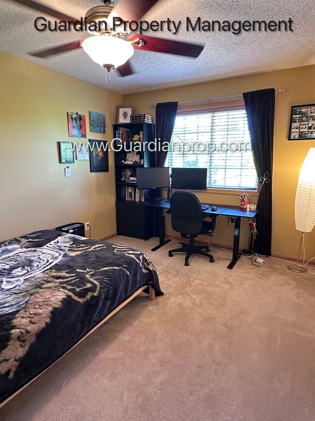 Building Photo - Lakeville 2 Bedroom Town Home, Dishwasher, Fireplace, 2 Car Garage, Garage Bonus Room