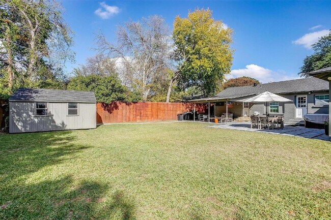 Building Photo - Charming 4-Bed Home with Granite Counterto...