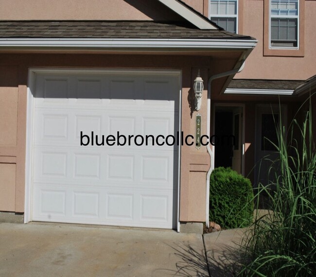 Building Photo - Great price for this spacious updated 2 be...