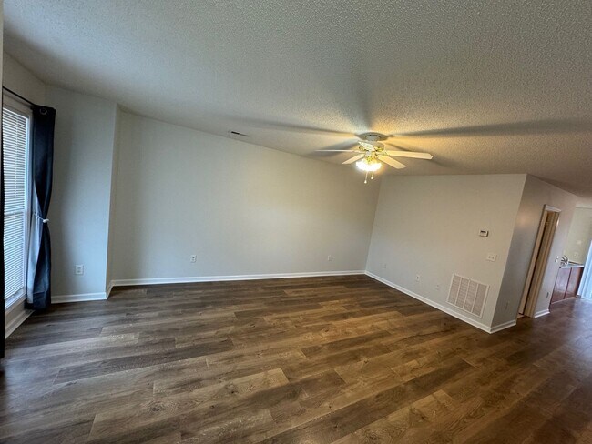 Building Photo - Spacious Home with Three Private Suites