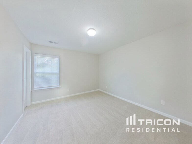 Building Photo - 750 Chariot Way