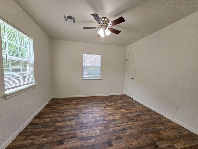 Building Photo - 3 Bedroom, 1 Bath Home in Shawnee!