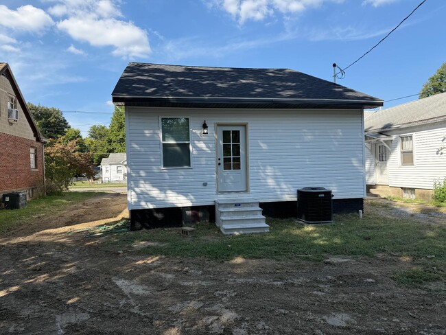 Building Photo - 705 E Riverside Dr