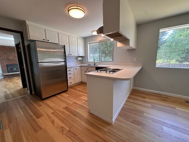 Building Photo - Cozy Woodinville Rambler waiting for its n...