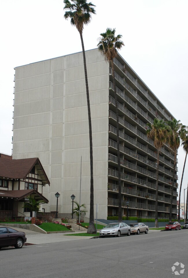 Building Photo - 615 Manhattan