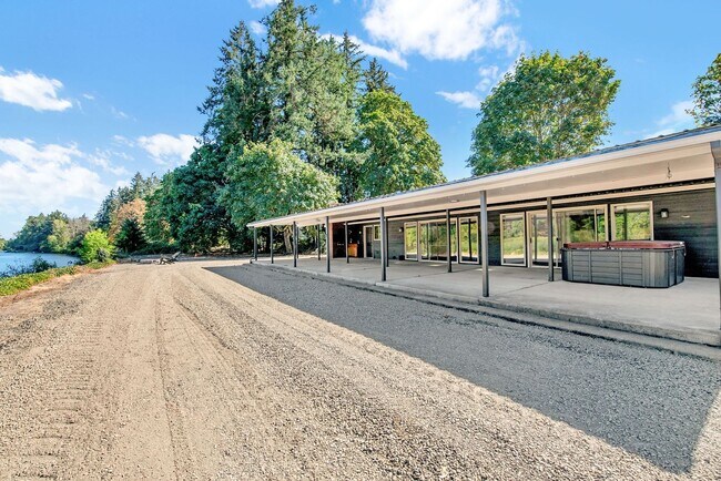 Building Photo - 39601 Santiam Bluffs Rd NE
