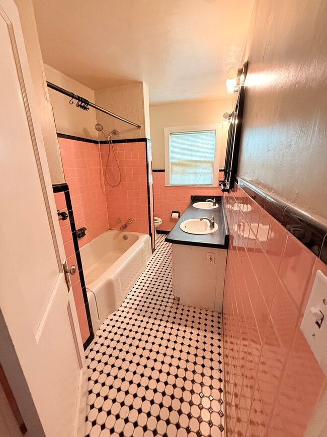 Building Photo - 3 Bed 1 Bath House Downtown, AVAILABLE NOW!