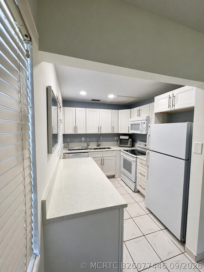 Building Photo - 164 Mansfield D