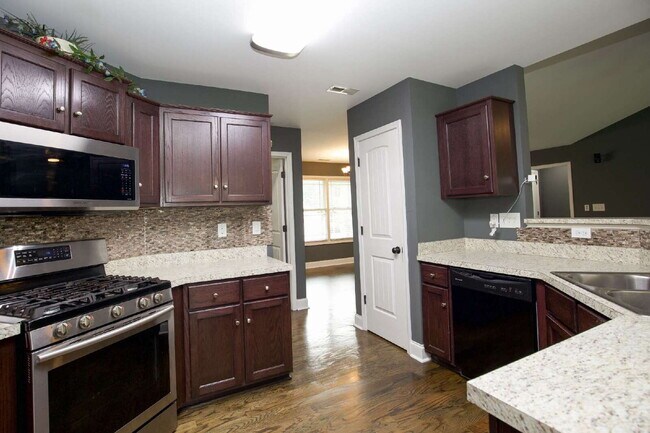 Building Photo - *Lease Special!* Fiber optic internet incl...