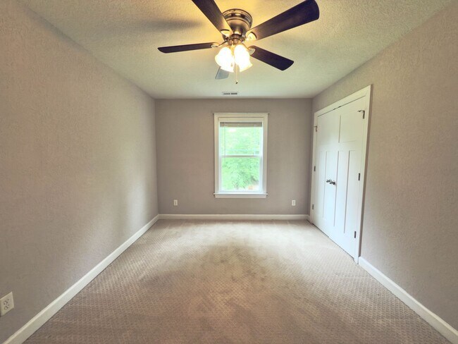 Building Photo - Newer Home