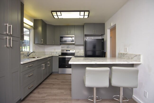 Building Photo - 3BR / 2Bath / 3Pkg - Home in Aiea!