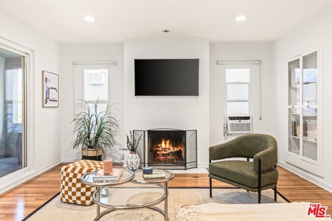 Building Photo - 329 S Reeves Dr