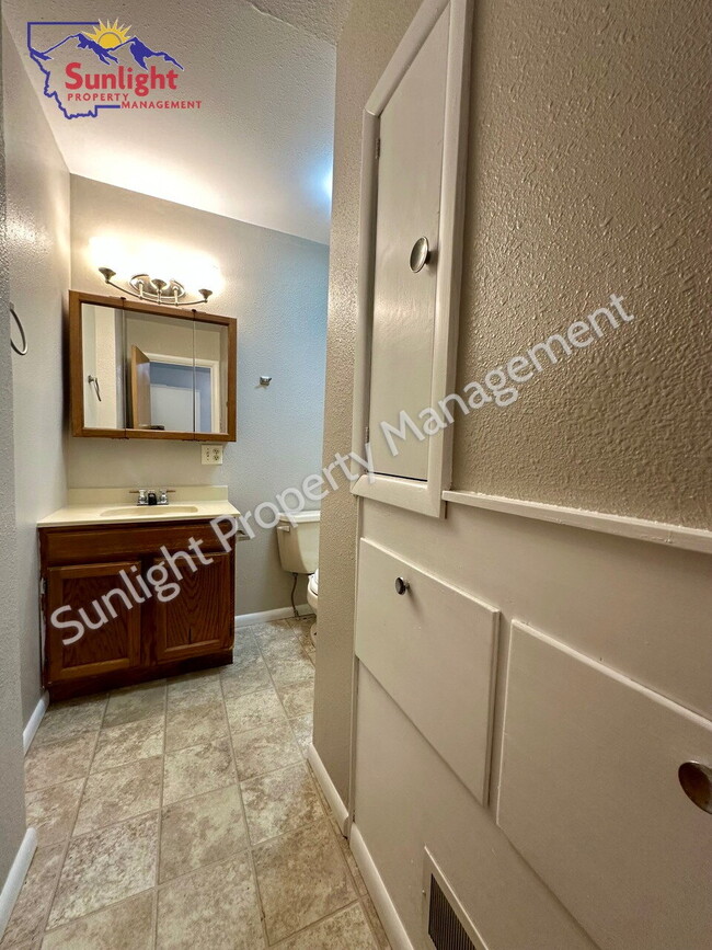 Building Photo - Charming Studio Apartment –Near Hospital!