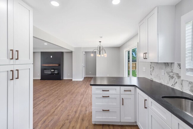 Building Photo - 809 Carson Dr