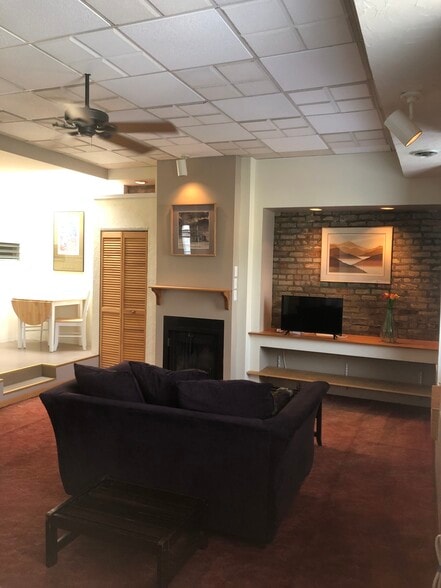 Building Photo - 3313 N Clark St