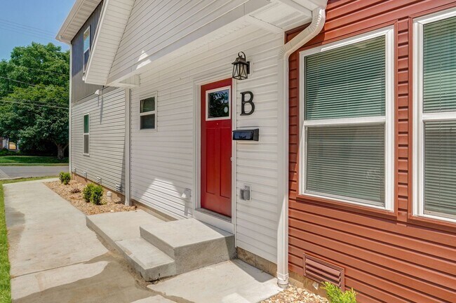 Building Photo - 1320 E Elm St