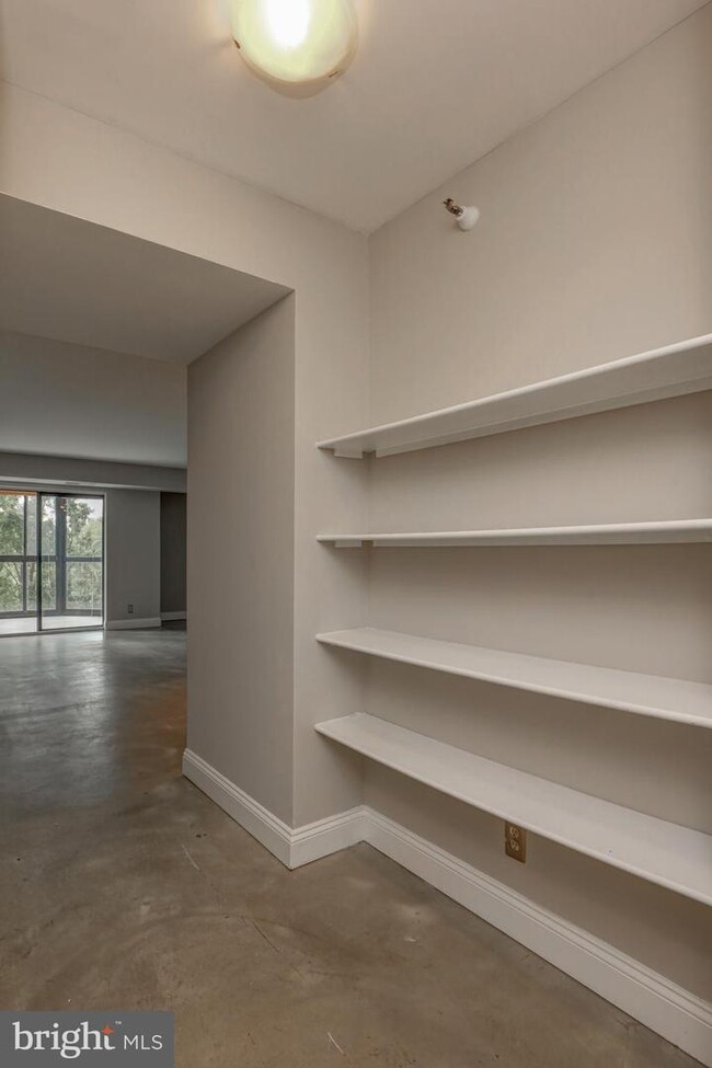 Building Photo - 1600 N Oak St