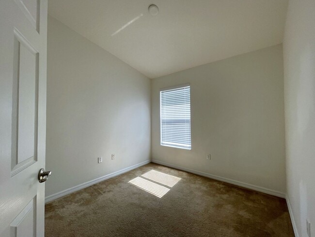 Building Photo - 3/2.5 Townhome in Pinellas Park Available Immediately