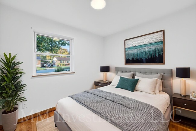 Building Photo - 4015 Greenmeadows Dr