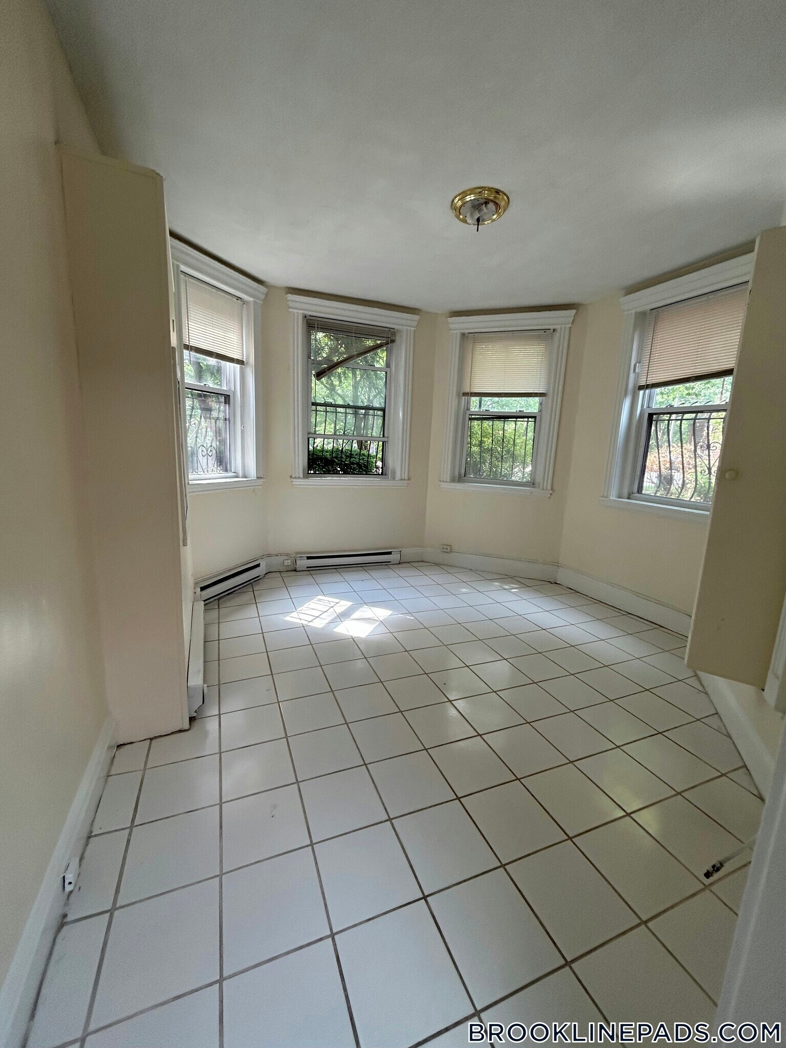 Building Photo - 352 Riverway