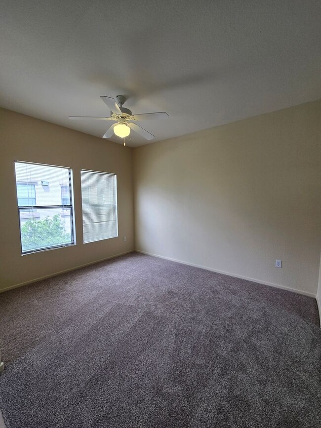 Building Photo - A Charming 3 Bedroom upstairs unit in NW L...