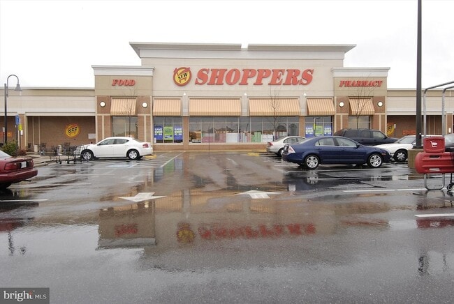 Building Photo - 8703 Village Green Ct