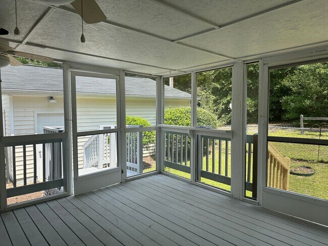 Building Photo - 4 bedroom 2 bathroom spacious home!