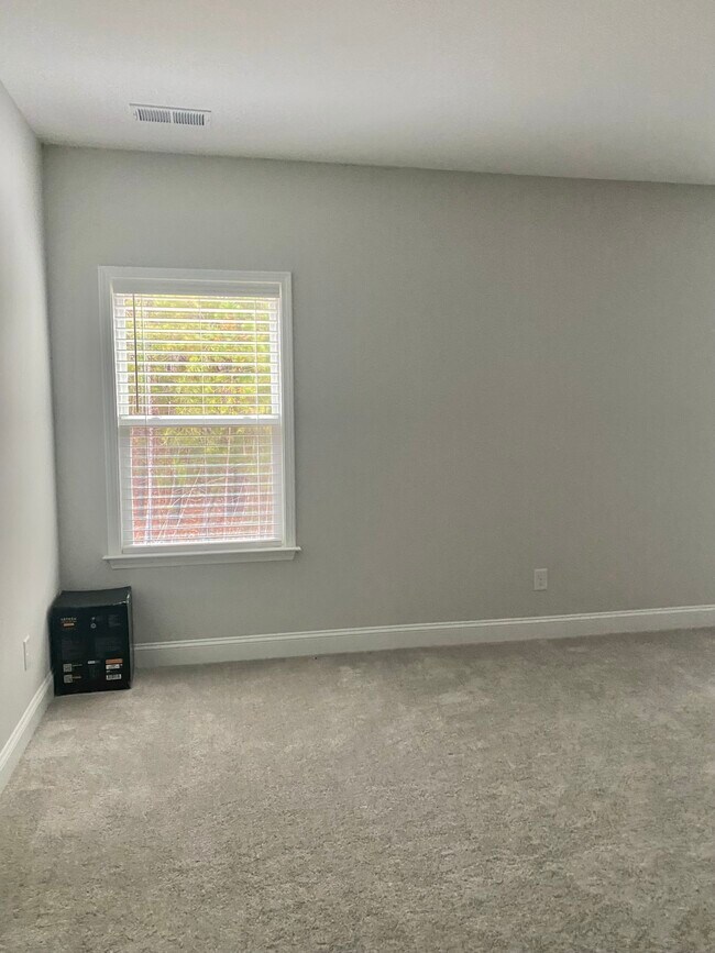 Building Photo - 586 The Parks Dr