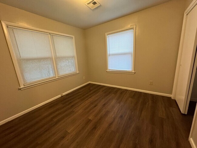 Building Photo - VINYL FLOORS, FENCED YARD 3 Bedroom Near 21st & Yale!