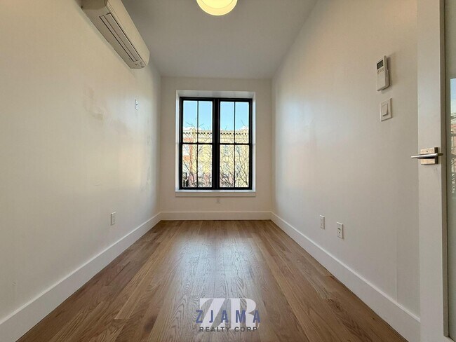 Building Photo - 754 Grand St