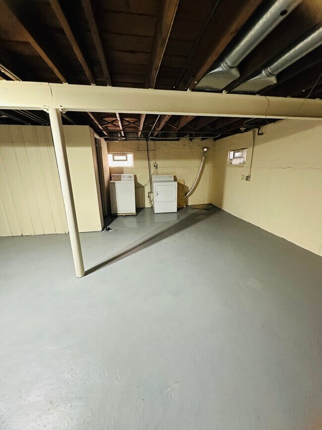 Building Photo - 3850 W 81st St