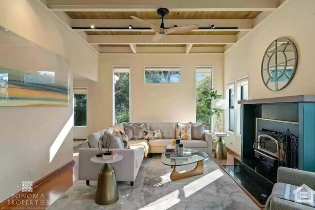 Building Photo - Beautiful 4bd/3.5ba Updated Custom House with Valley Views